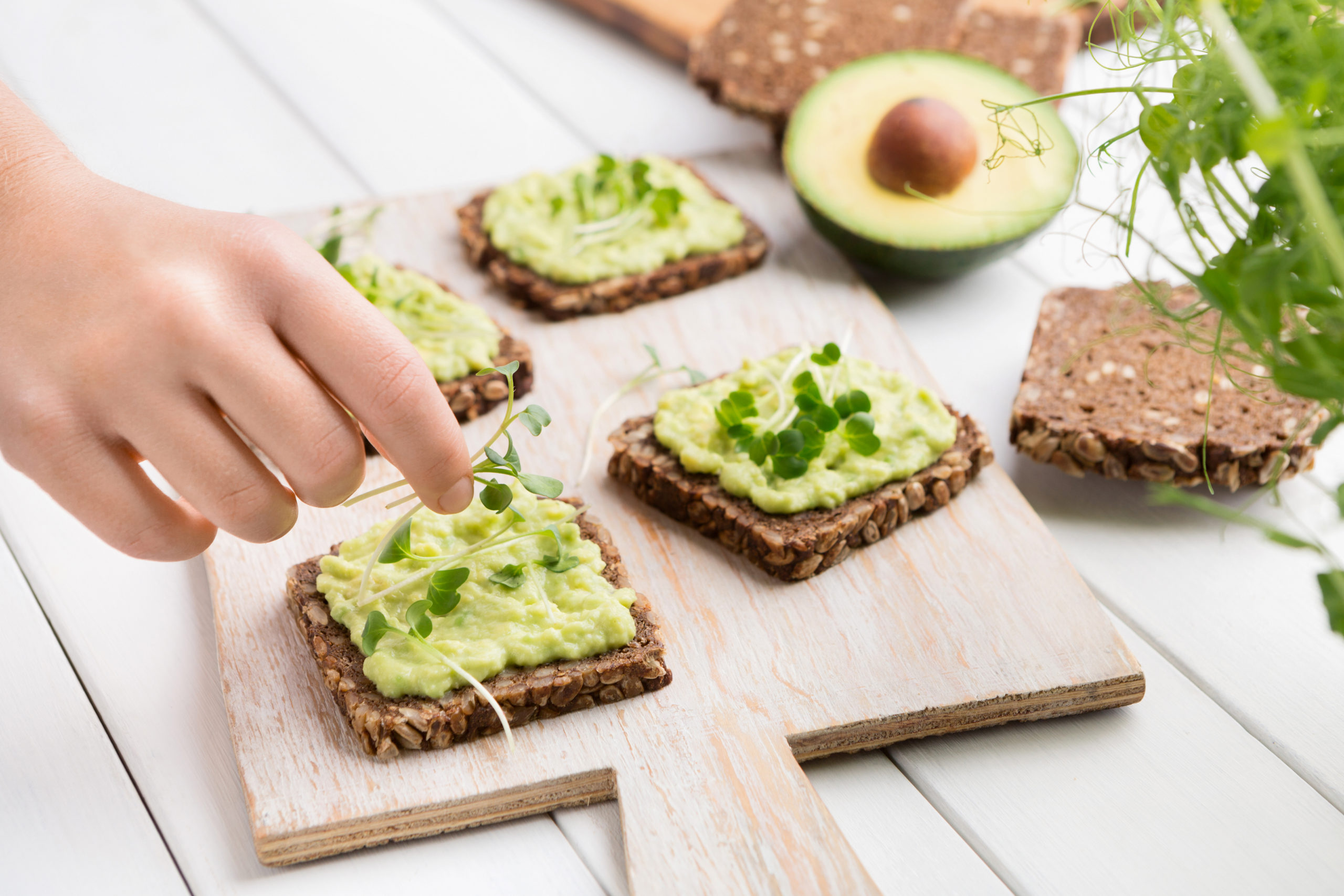 Gesunder Snack: Avocado-Creme auf Vollkormbrot